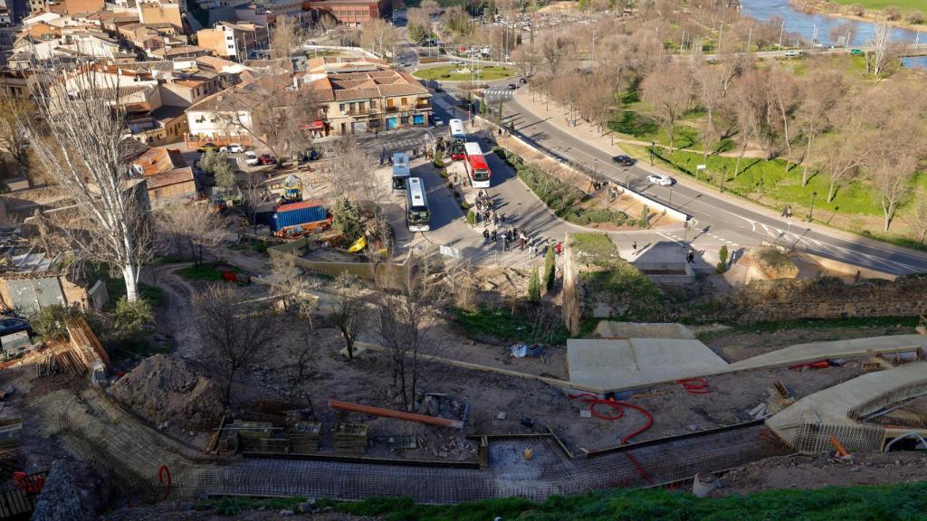 Estado actual de la actuación en la Ronda del Granadal con la vista de las dársenas del remonte de Safont.