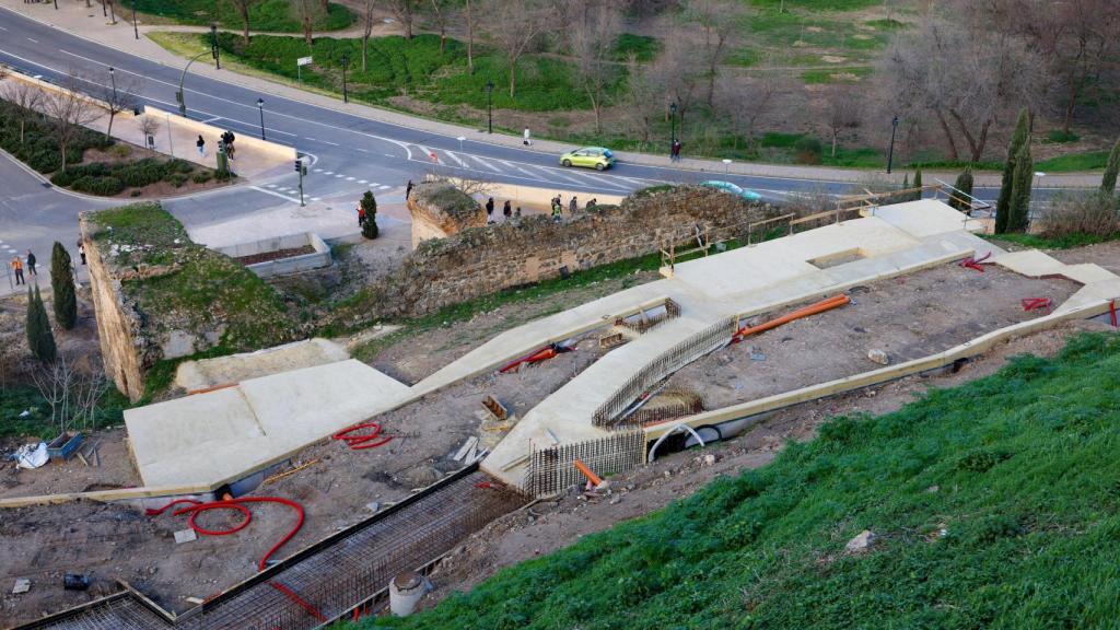 La intervención contempla rampas y un mirador.