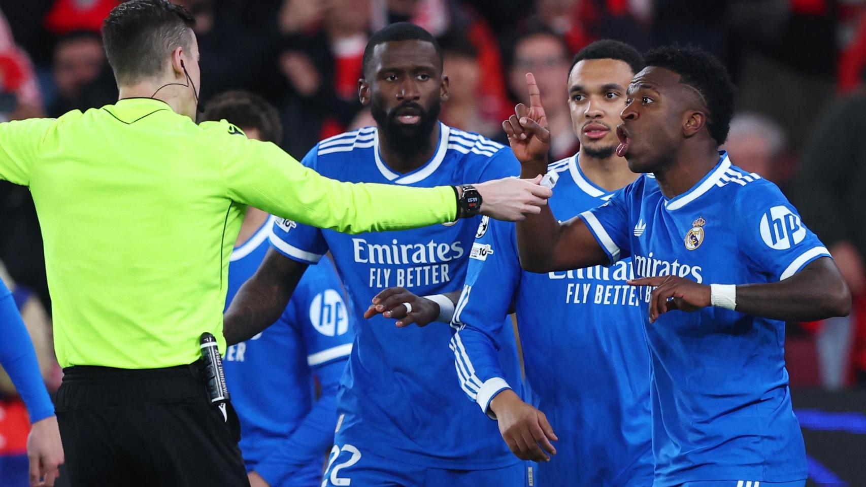 Vinicius discute con el árbitro del partido ante el Benfica instantes antes de denunciar insultos racistas.