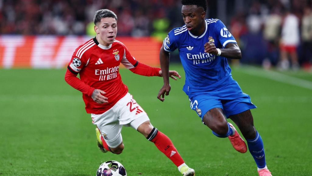 Vinicius se va en velocidad ante Prestianni.