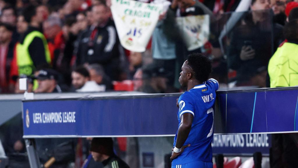 Vinicius, en el banquillo.
