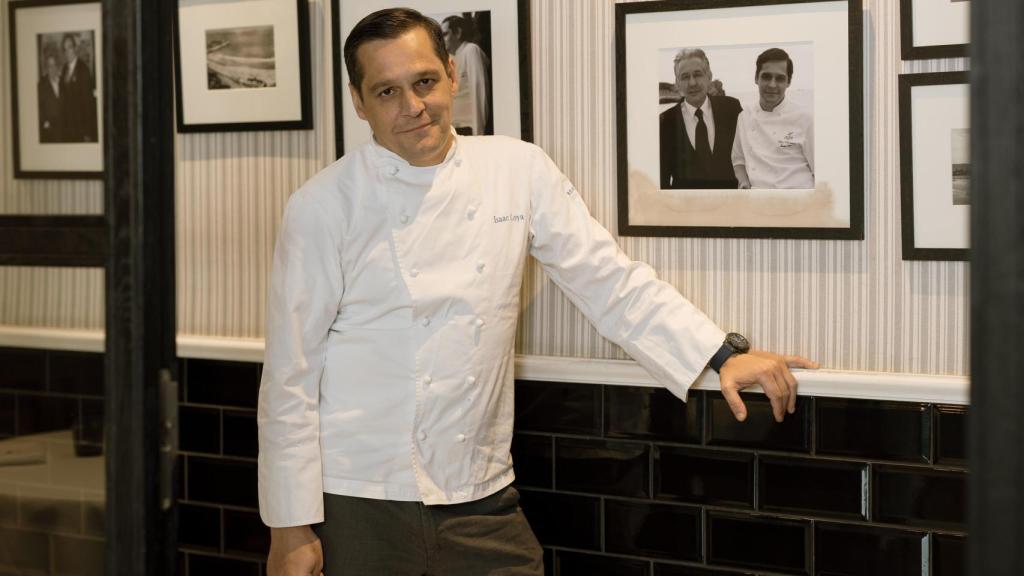 Isaac Loya y su particular 'wall of fame', con momentos vividos en el restaurante.