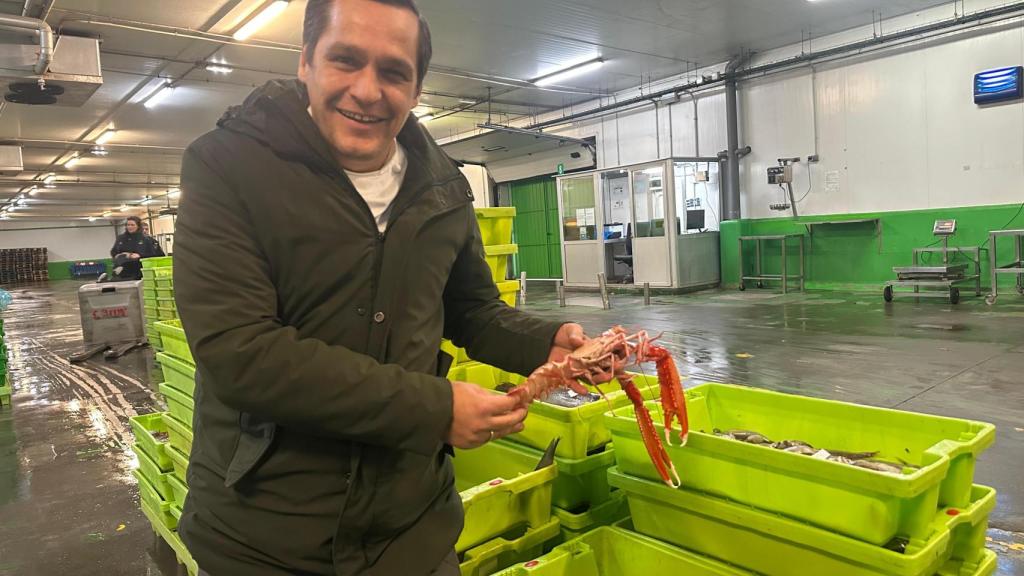 Isaac Loya, una tarde en la Rula de Avilés, con unas cigalas recién llegadas.