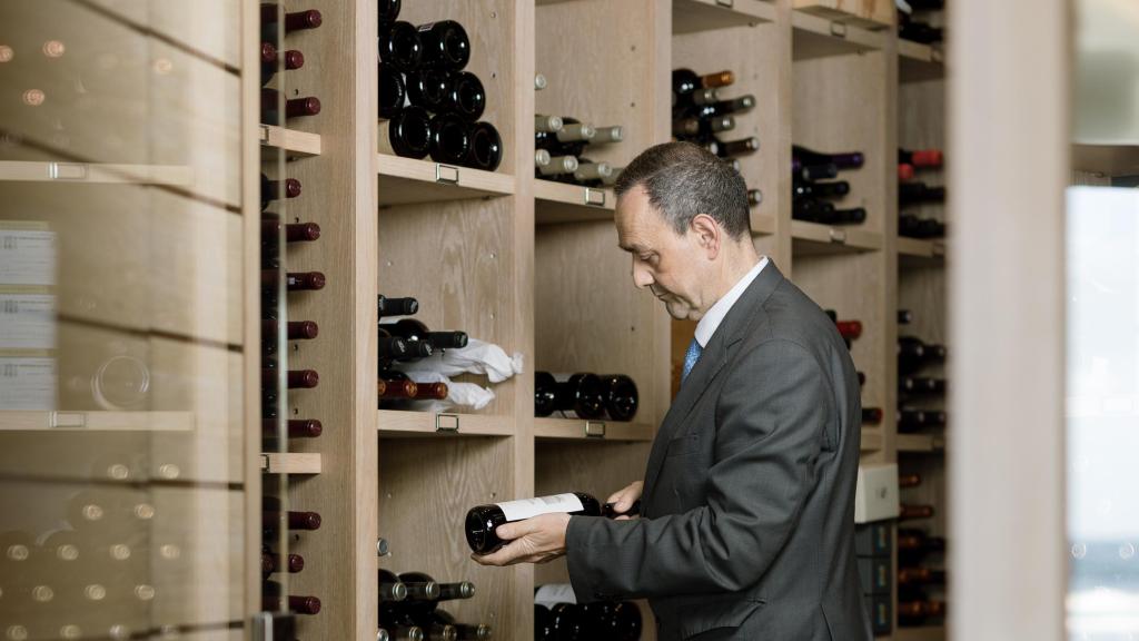 El sumiller Manuel García en la bodega del Real Balneario de Salinas.
