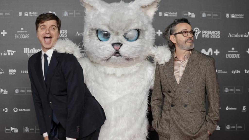 Marc Giró, el gato de 'Late Xou' y Santi Villas en los Premios Iris 2025.