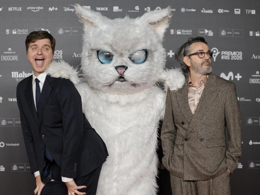 Marc Giró, el gato de 'Late Xou' y Santi Villas en los Premios Iris 2025.