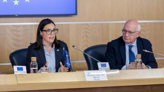 Los eurodiputados Raquel García Hermida-Wan der Walle y Javier Zarzalejos, durante la rueda de prensa de la misión LIBE sobre independencia judicial y corrupción.