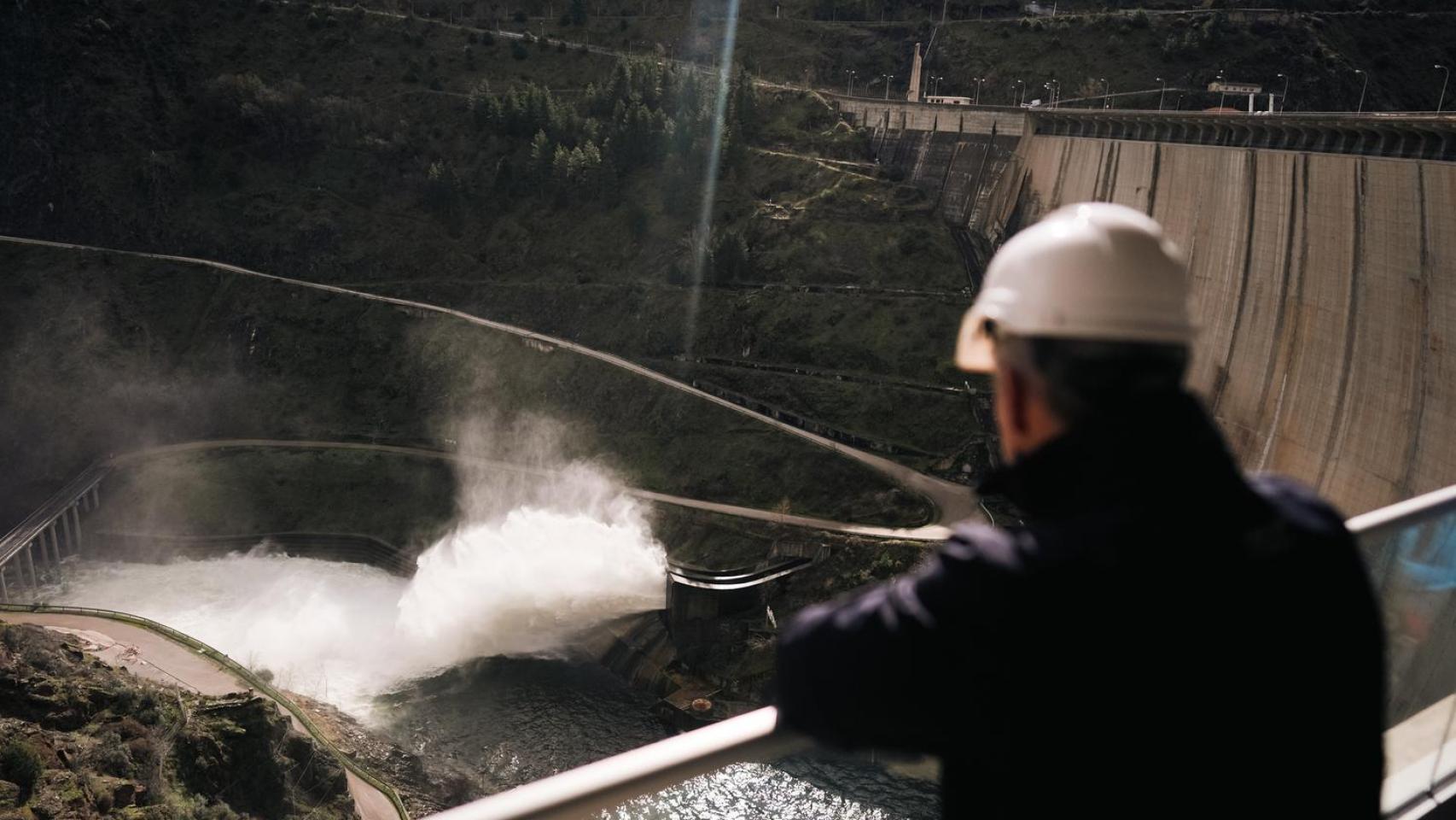 El consejero de Medio Ambiente de la Comunidad de Madrid, Carlos Novillo, en su visita al desembalse de la presa de El Atazar.
