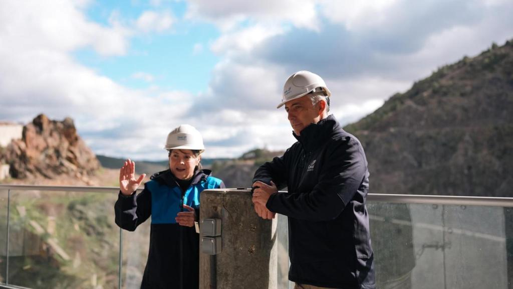 Belén Benito, directora de Operaciones del Canal de Isabel II, y Carlos Novillo en la primera galería de la presa de El Atazar.