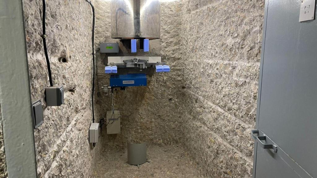 El péndulo que se usa para medir el movimiento en la presa de El Atazar.