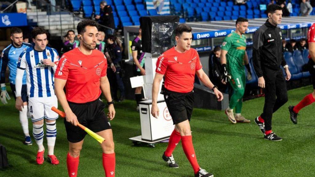 El árbitro de Segunda División, Andrés Fuentes Molina, antes del Real Sociedad B vs. Málaga.