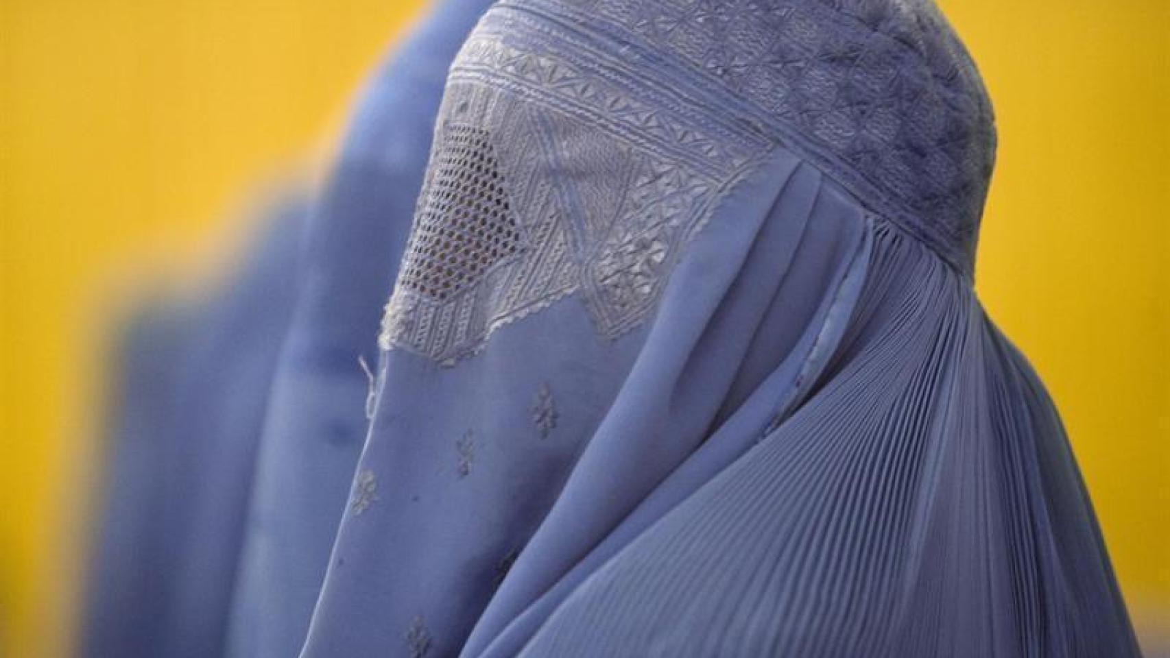 Imagen de un grupo de mujeres llevando la prenda.