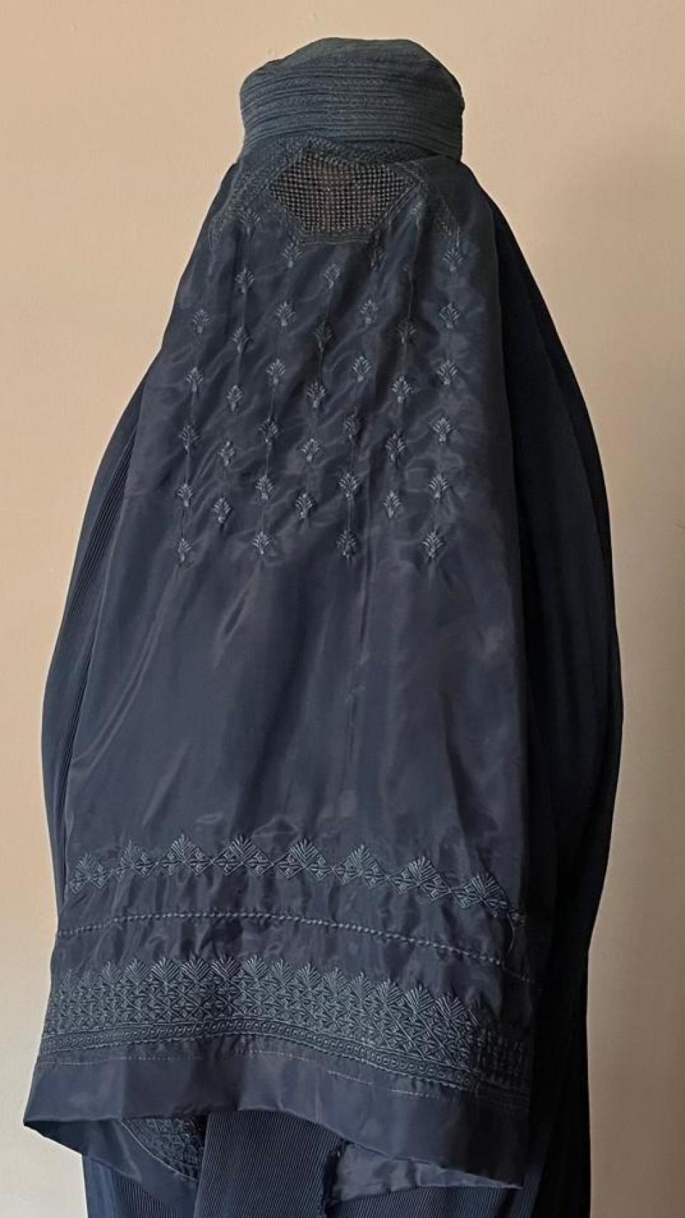 Una mujer llevando un burka.