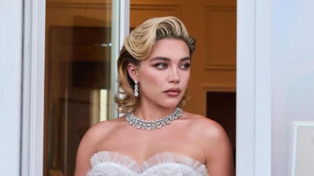 Florence Pugh con un 'bob' ligeramente rizado y volumen lateral.
