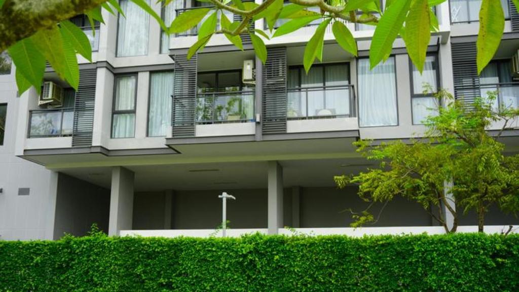 Edificio con setos rodeando el terreno