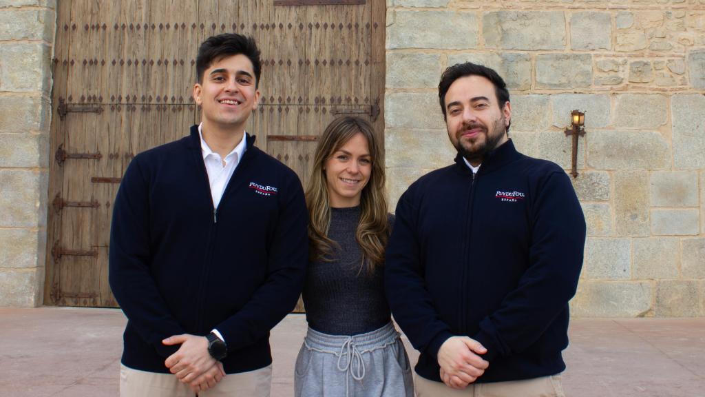 Pablo Sánchez, Natalia Hidalgo y Juan Santiago; intérpretes de Puy du Fou posando para EL ESPAÑOL.