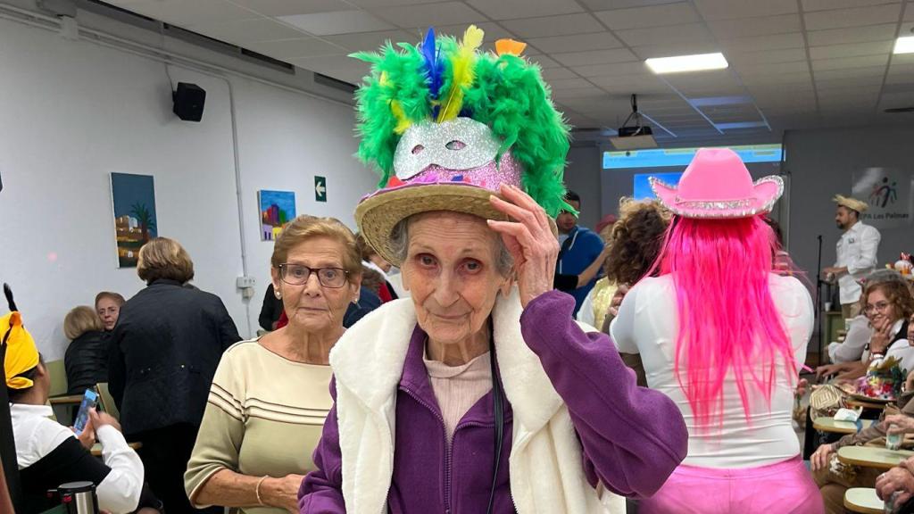 Lola con su sombrero de carnaval.
