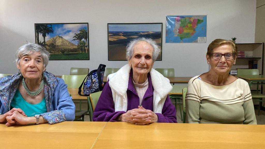 Lola junto a otras dos mujeres que, como ella, han retomado sus estudios en el CEPA Las Palmas.