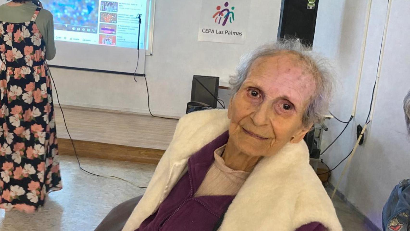 Lola, la alumna más longeva de España con 92 años (imagen retocada con IA).