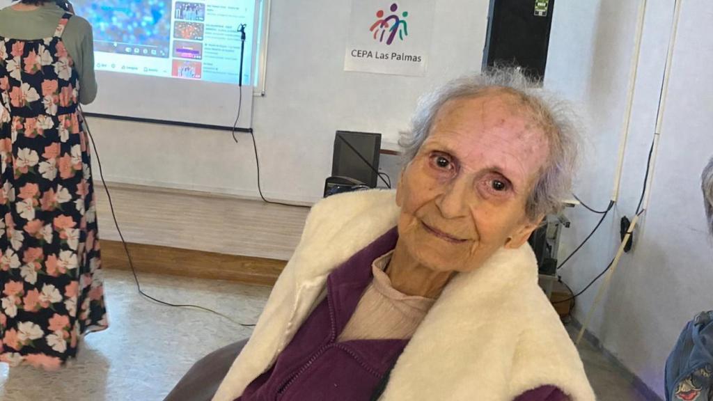 Lola, la alumna más longeva de España con 92 años (imagen retocada con IA).