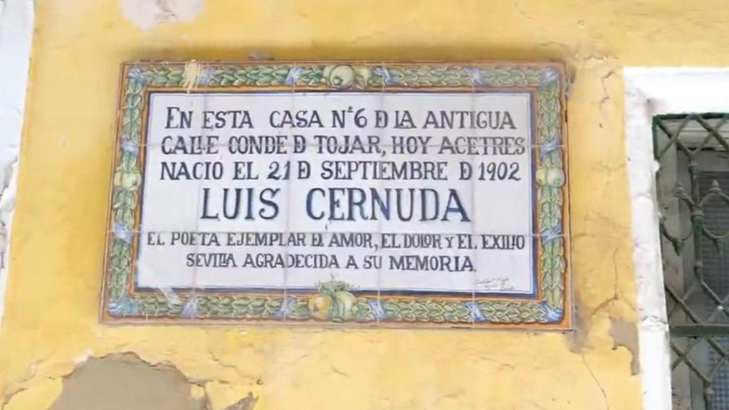 Imagen de la entrada de la Casa Cernuda, en Sevilla.