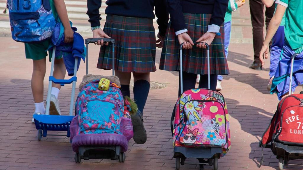 Alumnos en el entorno de un colegio.