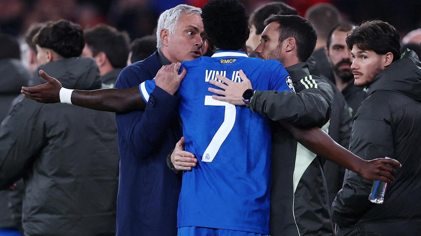 Mourinho discute con Vinicius tras la denuncia por el presunto insulto racista de Prestianni