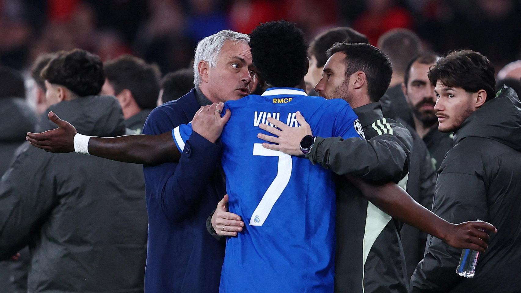Mourinho discute con Vinicius tras la denuncia por el presunto insulto racista de Prestianni