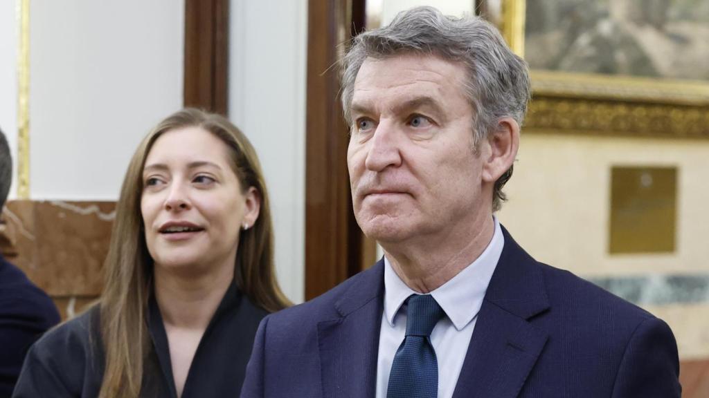 El líder del PP, Alberto Núñez Feijóo, y la portavoz popular en el Congreso, Ester Muñoz, este martes en el Congreso.