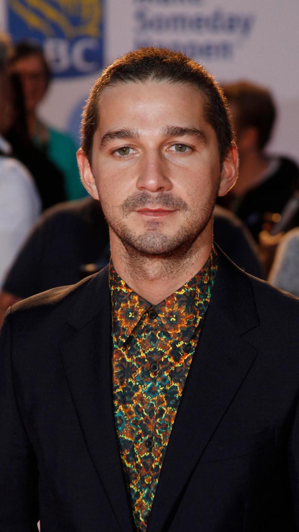 Shia LaBeouf arrastra un largo historial de polémicas públicas, que van desde plagio y comportamiento errático hasta graves acusaciones de violencia y abusos.