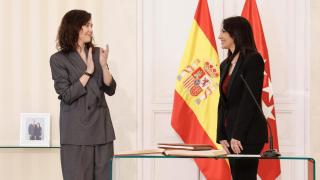 Isabel Díaz Ayuso junto a Mercedes Zarzalejo tras su toma de posesión este miércoles en la Real Casa de Correos.