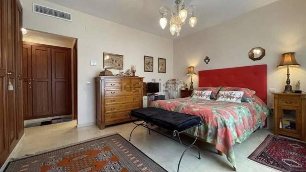 Uno de los cinco dormitorios