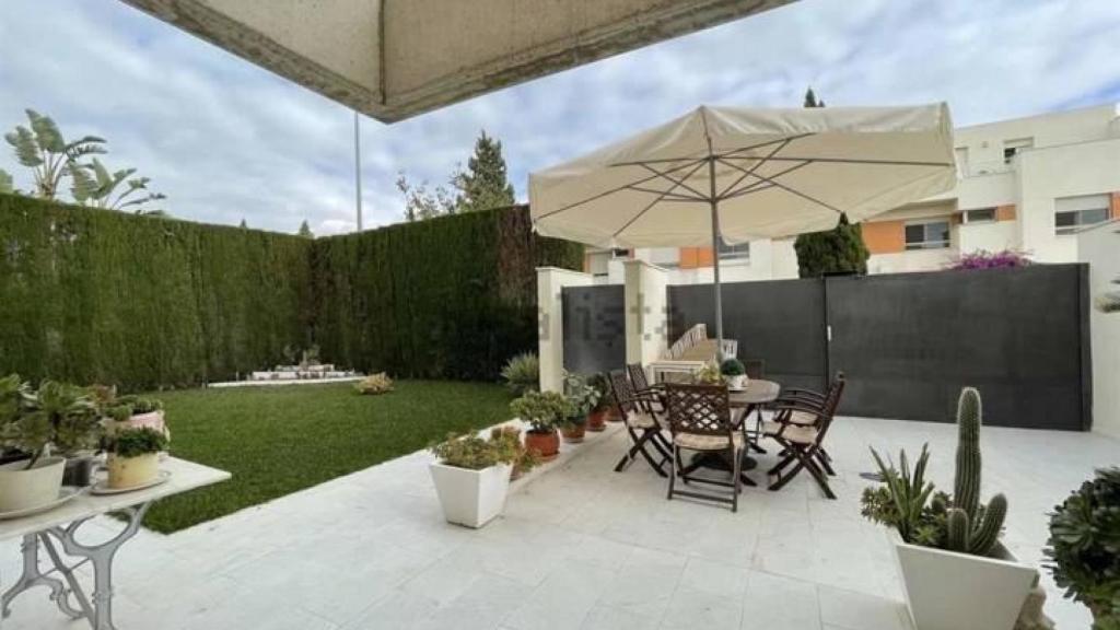 Terraza y jardín de la casa