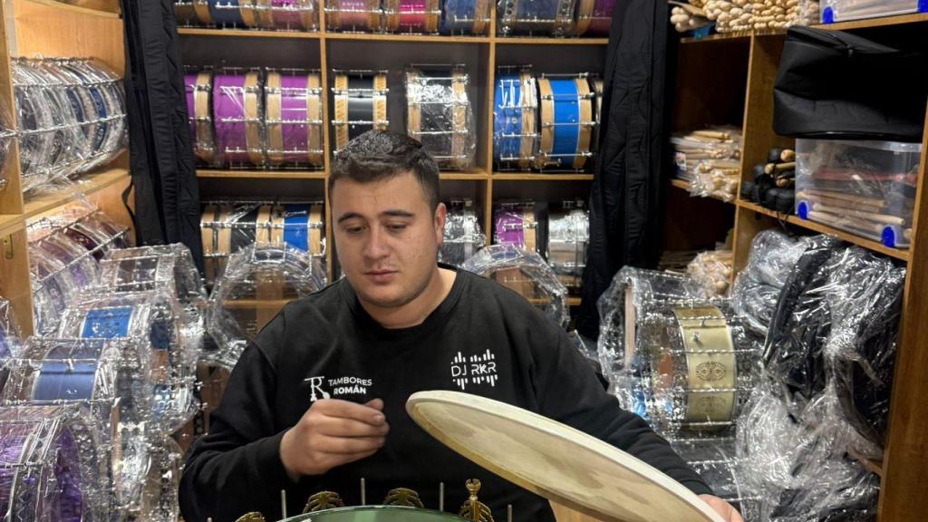 Raúl ensamblando las últimas piezas de un tambor en su taller.