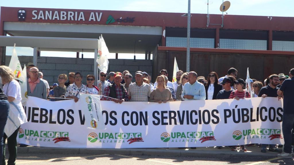 Una manifestación convocada por UPA-COAG contra el recorte de paradas de AVE en Sanabria, en mayo de 2025