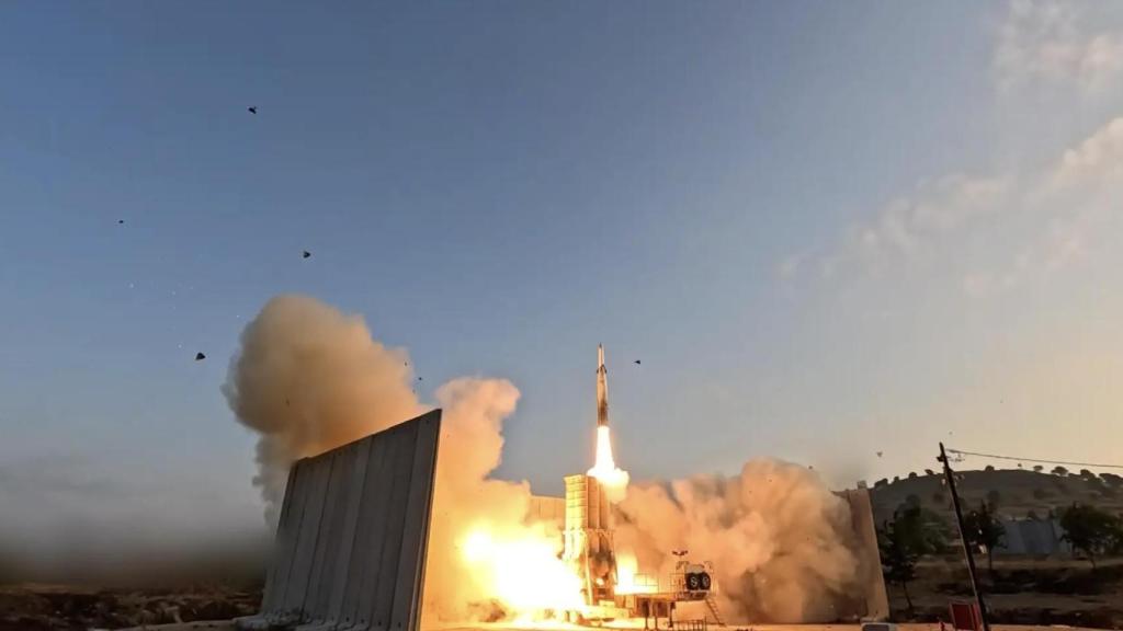 El Arrow 2, desarrollado por Israel Aerospace Industries en cooperación con Estados Unidos, combina interceptores hipersónicos de alta maniobrabilidad con radares de alerta temprana y sistemas de mando y control que permiten detectar y atacar objetivos a gran distancia.