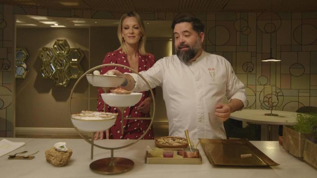 Un momento de la grabación con la presentadora Adrienne Chaballe