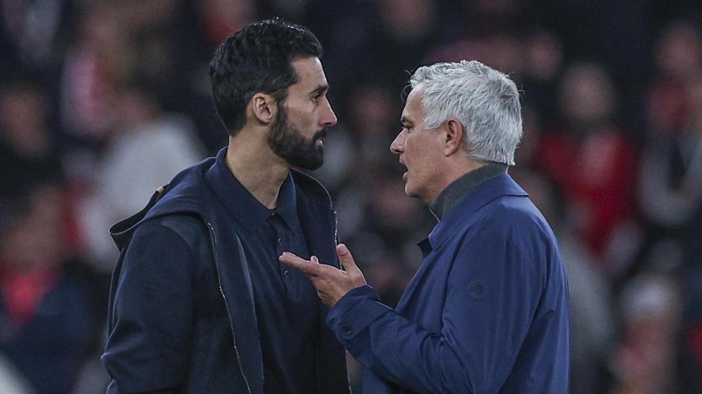 Arbeloa y Mourinho dialogan durante el Benfica - Real Madrid de Champions League