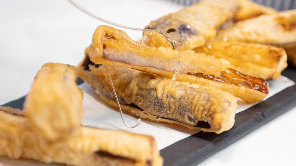 Berenjenas en tempura con hilo de miel.