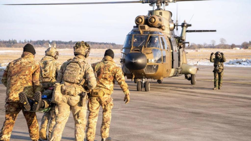 Personal realizando extracción de heridos.