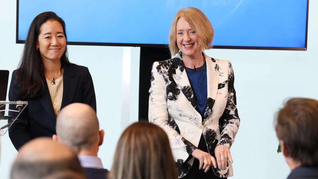 De izquierda a derecha: Melani Nakagawa, Chief Sustainability Officer (CSO) de Microsoft,  y Noelle Walsh, vicepresidenta Corporativa de Operaciones e Innovación de la Nube de la tecnológica, durante la atención a los medios de comunicación este 17 de febrero en el campus del centro de datos de Dublín (Irlanda).