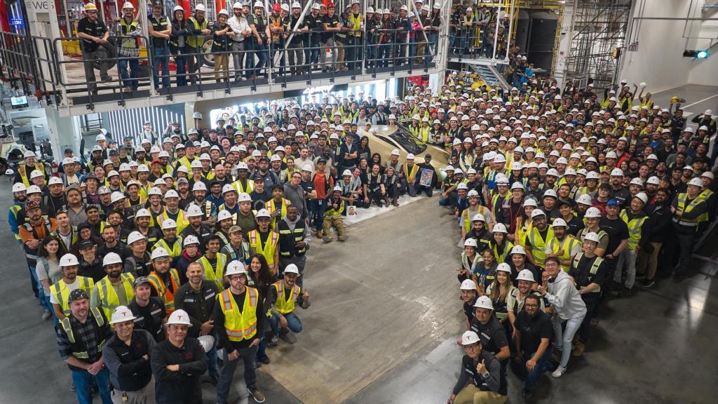 Operarios de Tesla frente a su Cybercab.
