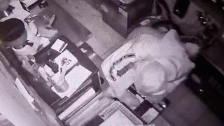 El detenido captado por las cámaras de seguridad durante un robo en Alcañiz.