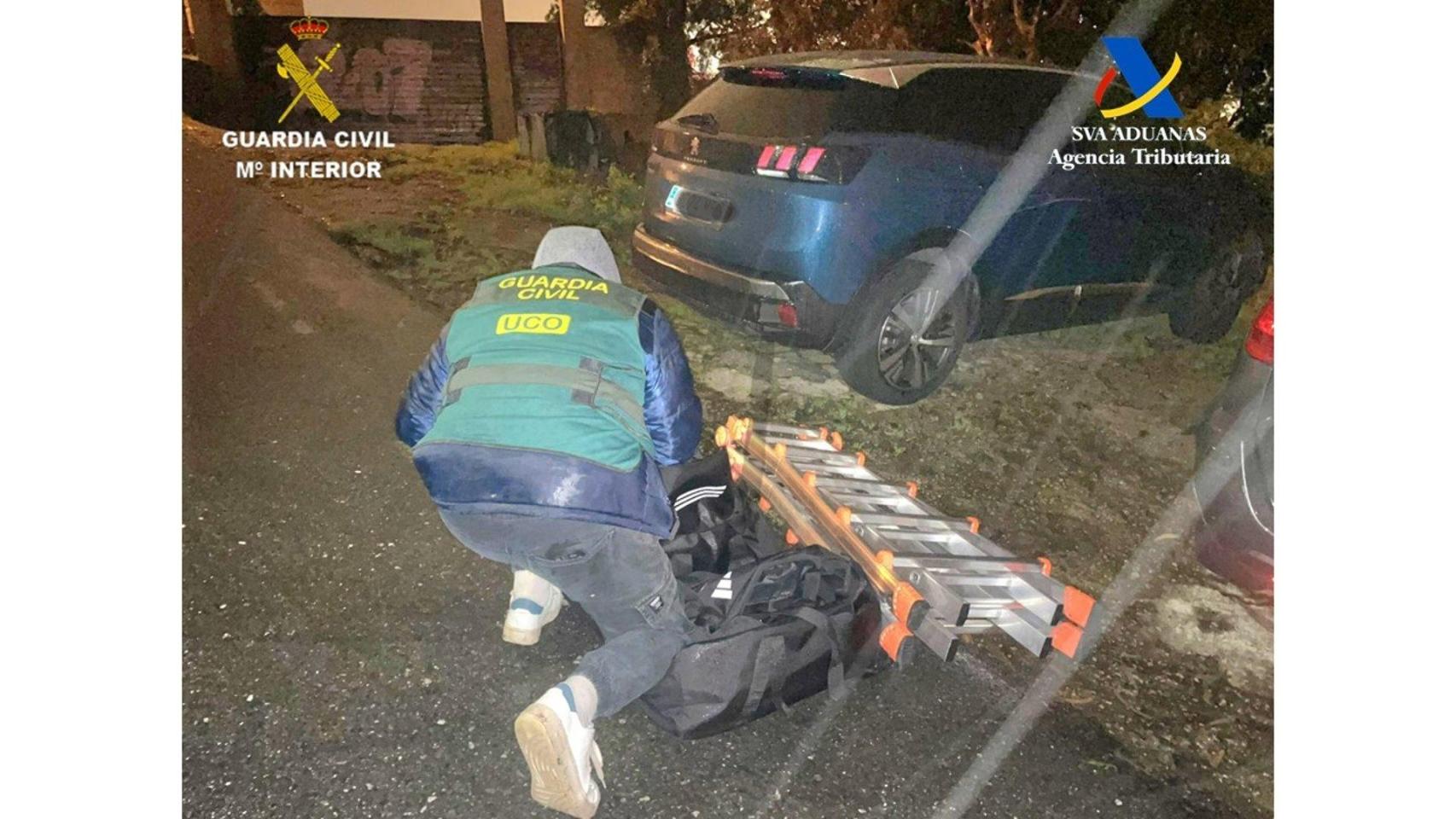 Tráfico de drogas en Vigo: Dos detenidos al intentar rescatar 80 kilos de cocaína ocultos en un contenedor