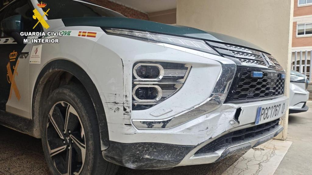 Vehículo de la Guardia Civil tras ser envestido por el detenido.