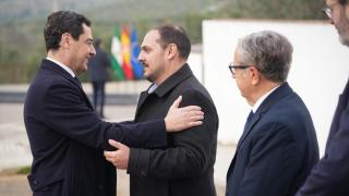 El presidente de la Junta saluda al alcalde de Adamuz, este miércoles.