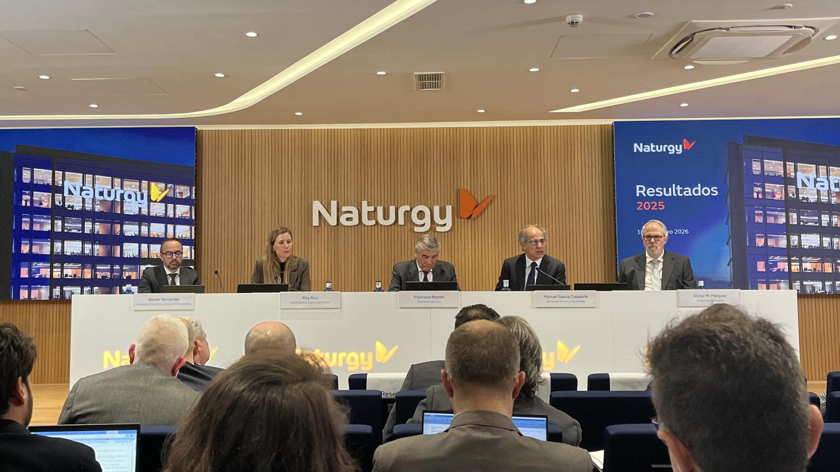 De izda a dcha: Steven Fernández, responsable de Mercados Financieros y Desarrollo Corporativo, Rita Ruiz, responsable de Planificación y Control de Gestión, Francisco Reynés, presidente ejecutivo, Manuel García Cobaleda, secretario General y del Consejo, y Víctor M. Márquez, director de Comunicación Externa, de Naturgy