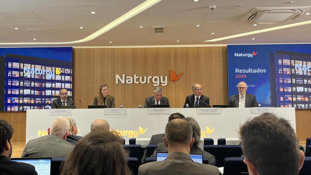De izda a dcha: Steven Fernández, responsable de Mercados Financieros y Desarrollo Corporativo, Rita Ruiz, responsable de Planificación y Control de Gestión, Francisco Reynés, presidente ejecutivo, Manuel García Cobaleda, secretario General y del Consejo, y Víctor M. Márquez, director de Comunicación Externa, de Naturgy