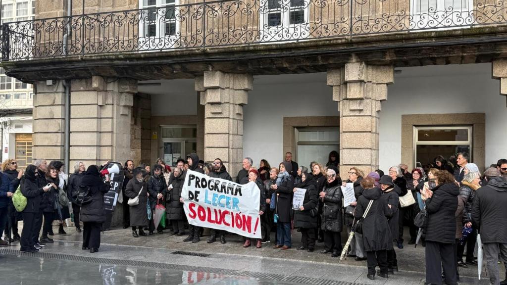Trabajadores y usuarios del Programa de Lecer se manifestaron esta mañana en la Casa Paredes