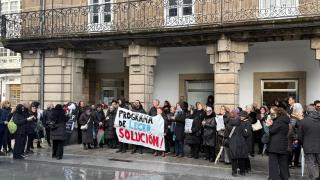 Trabajadores y usuarios del Programa de Lecer se manifestaron esta mañana en la Casa Paredes